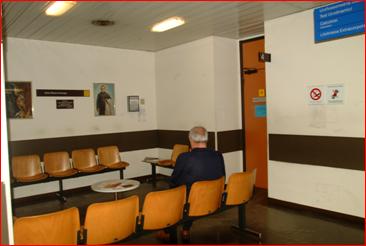 Ingresso e sala d'attesa della palazzina degli ambulatori